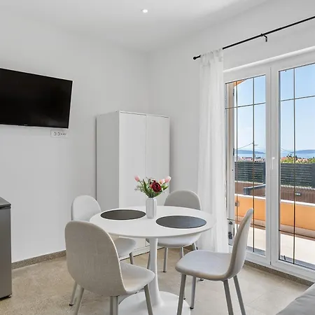 Apartment Maslina Kastela