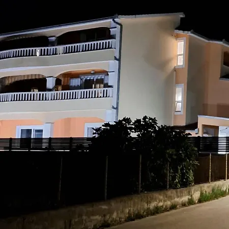 Apartment Maslina Kastela